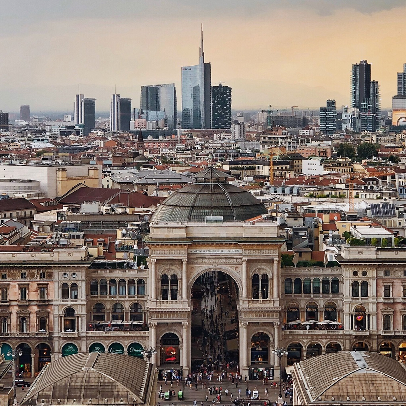 Panorama Mediolanu z siedzibą banku UniCredit w tle.