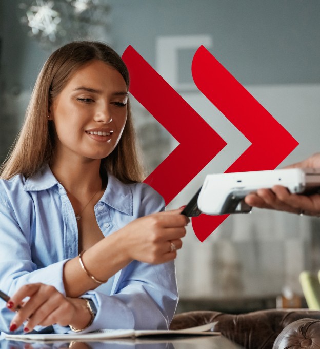 Młoda kobieta dokonująca płatności za pomocą karty dla firm UniCredit.