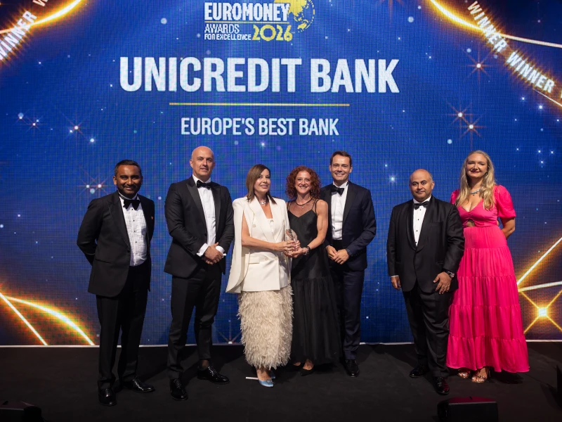telefony z aplikacją UniCredit z ekranami inwestowania